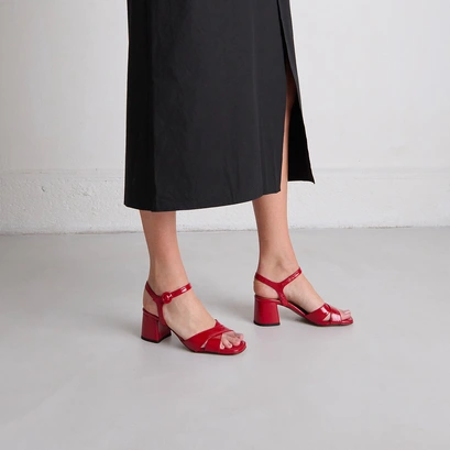 Heeled sandals in red pleated varnish | briella
