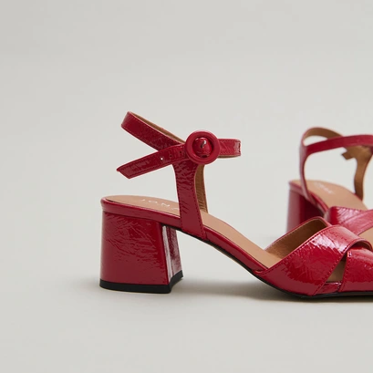 Heeled sandals in red pleated varnish | briella