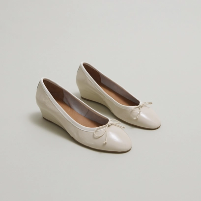 Wedge ballerinas in ecru pleated varnish | airelle