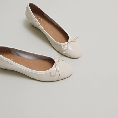 Wedge ballerinas in ecru pleated varnish | airelle
