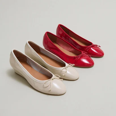 Wedge ballerinas in ecru pleated varnish | airelle