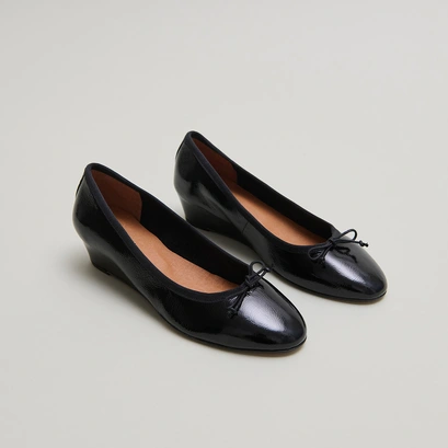 Wedge ballerinas in black pleated varnish | airelle