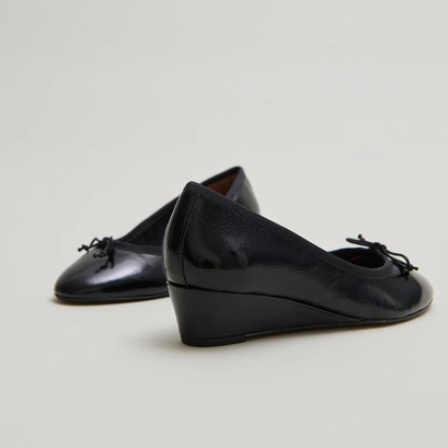 Wedge ballerinas in black pleated varnish | airelle
