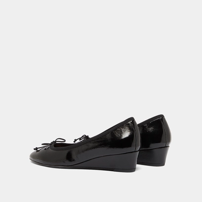 Wedge ballerinas in black pleated varnish | airelle