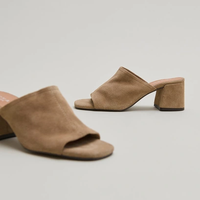 Mules with heels and open toes in taupe crust | butterfly
