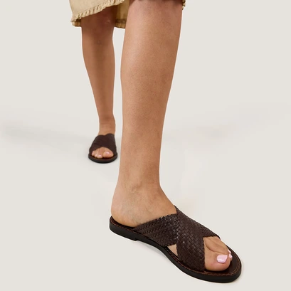 Plagettes with wide criss-cross straps in dark brown leather | witch