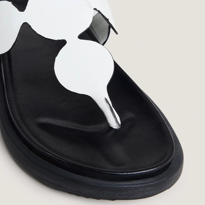 Sandals with adjustable straps in ecru leather | wind