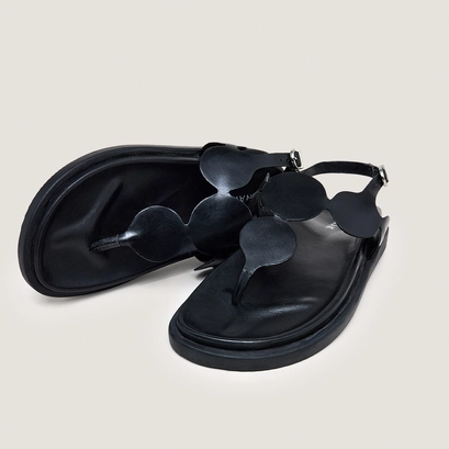 Sandals with adjustable straps in black leather | WIND