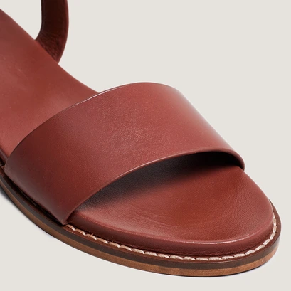 Sandals with straps and adjustable buckles in cognac leather | wik