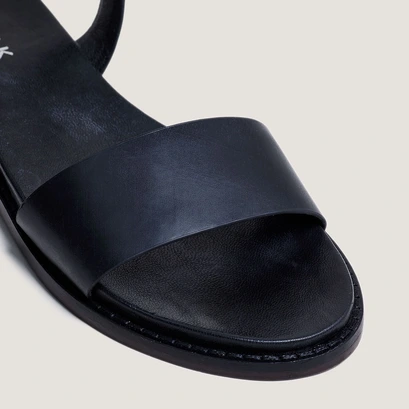 Sandals with straps and adjustable buckles in black leather | WIK