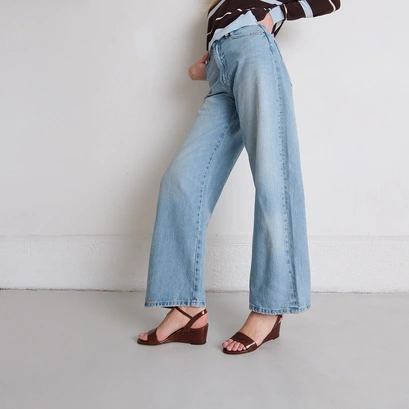 Wedge sandals in dark brown shiny leather | agrume