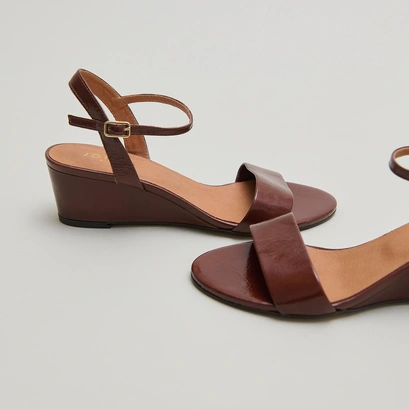 Wedge sandals in dark brown shiny leather | agrume