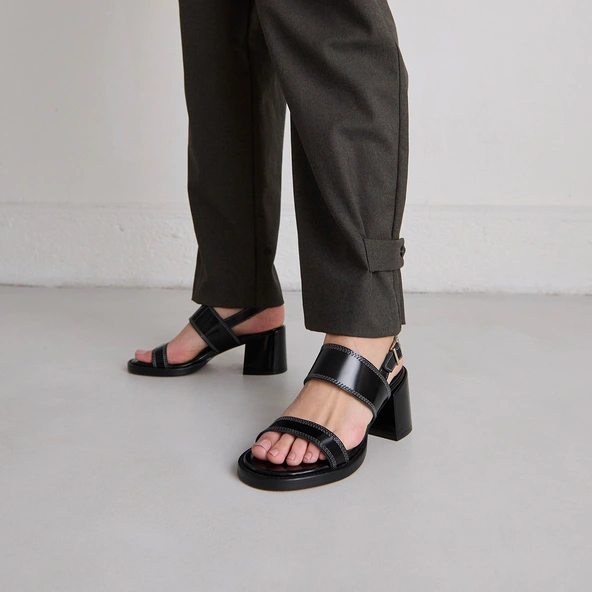 Heeled sandals in black glazed leather | BLONDINE