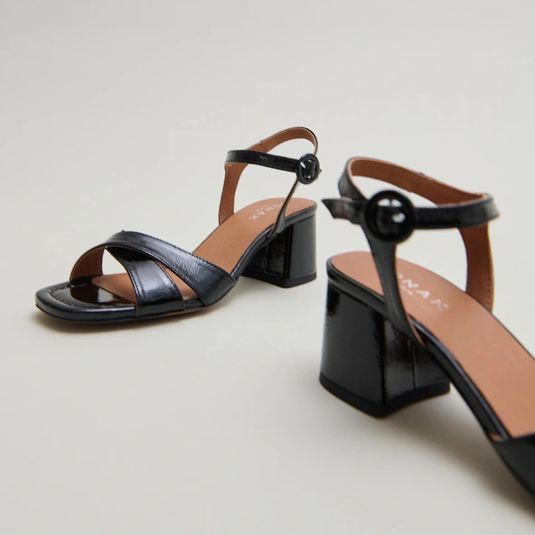 Heeled sandals in black pleated varnish | BRIELLA