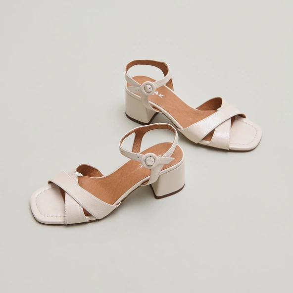 Heeled sandals in ecru pleated varnish | BRIELLA