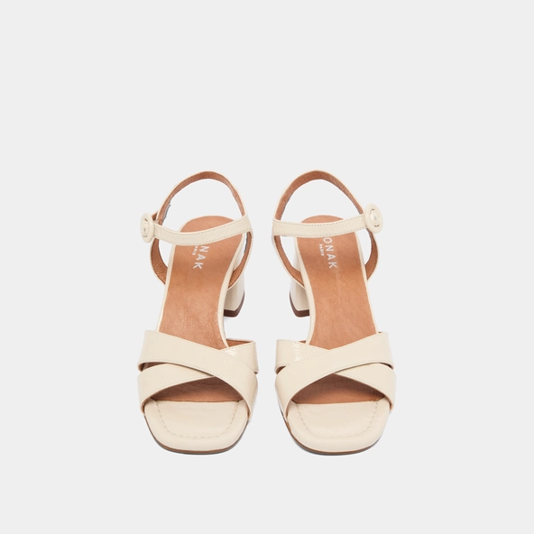 Heeled sandals in ecru pleated varnish | BRIELLA