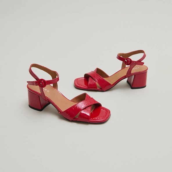 Heeled sandals in red pleated varnish | BRIELLA