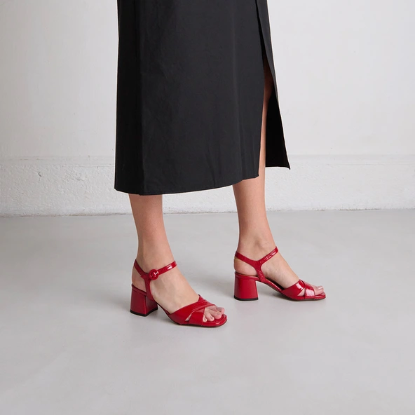 Heeled sandals in red pleated varnish | BRIELLA