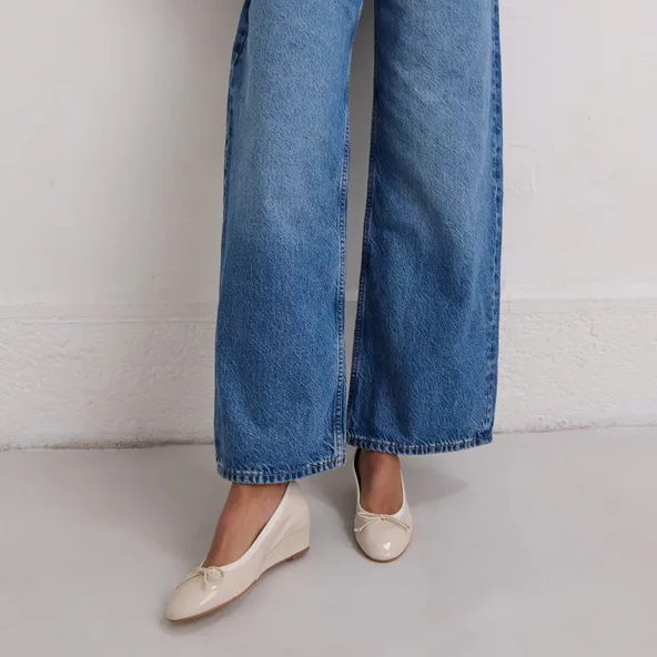 Wedge ballerinas in ecru pleated varnish | AIRELLE