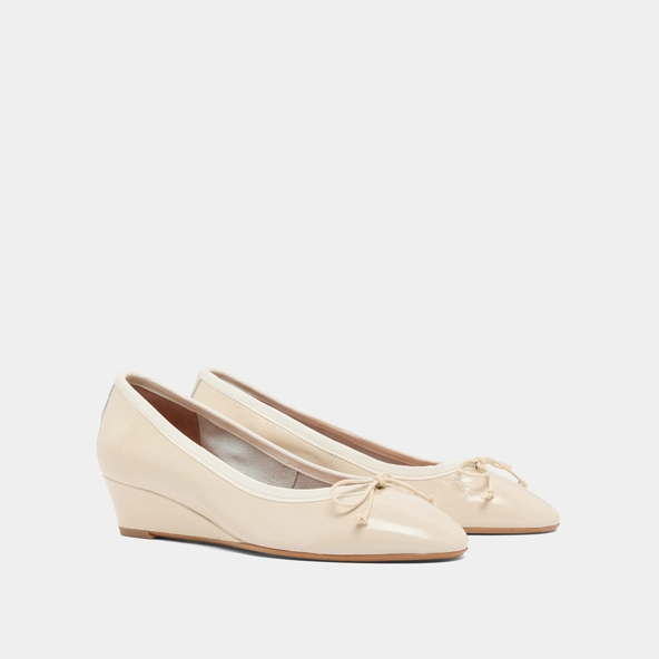 Wedge ballerinas in ecru pleated varnish | AIRELLE