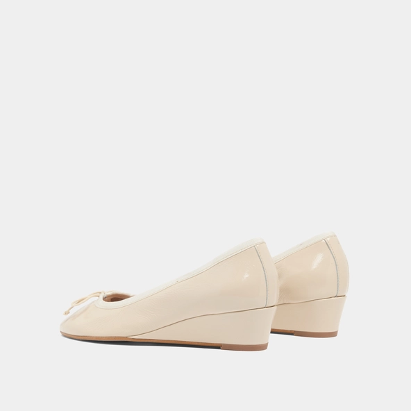 Wedge ballerinas in ecru pleated varnish | AIRELLE