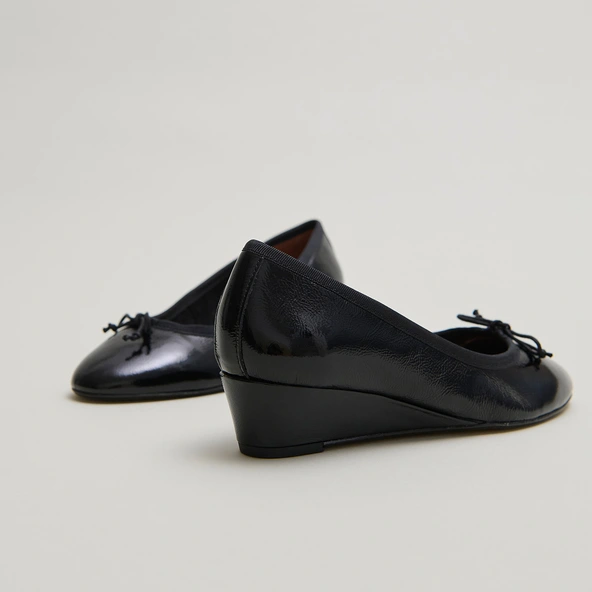 Wedge ballerinas in black pleated varnish | AIRELLE