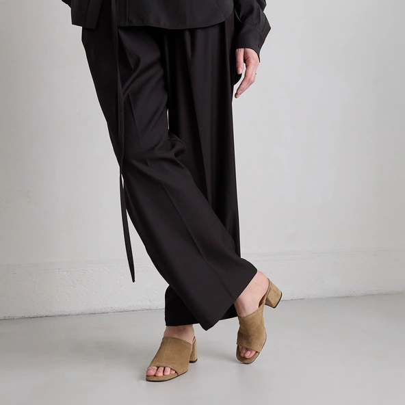 Mules with heels and open toes in taupe crust | BUTTERFLY