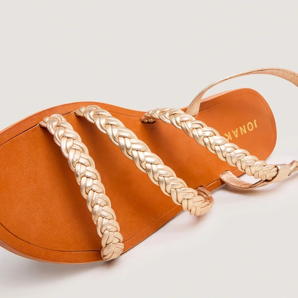 Plagettes with adjustable buckles in gold metallic leather | WALAE