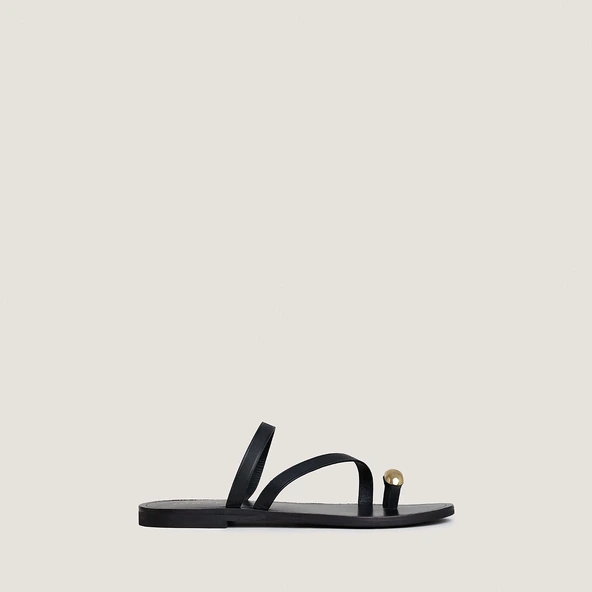 Sandals with slender straps and gold details in black leather | WIFE