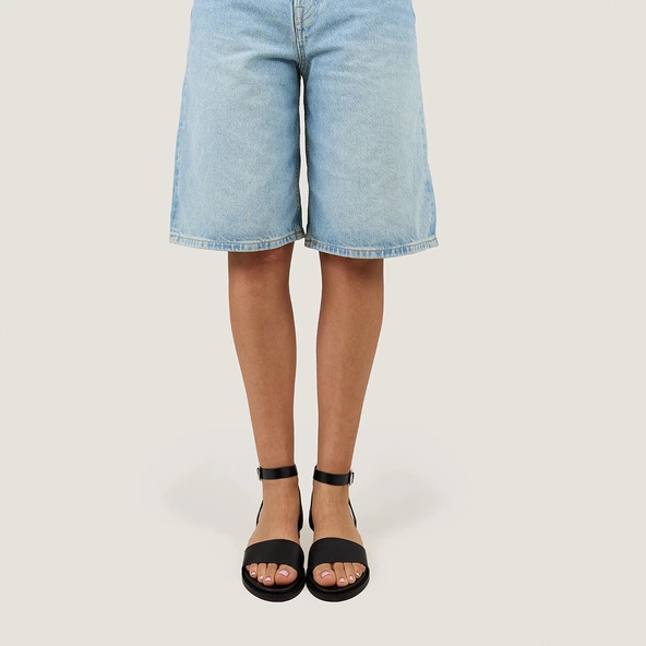 Sandals with straps and adjustable buckles in black leather | WIK