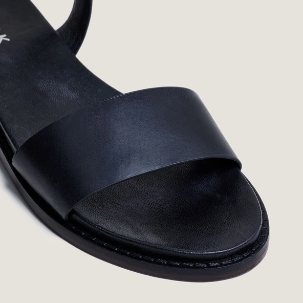 Sandals with straps and adjustable buckles in black leather | WIK
