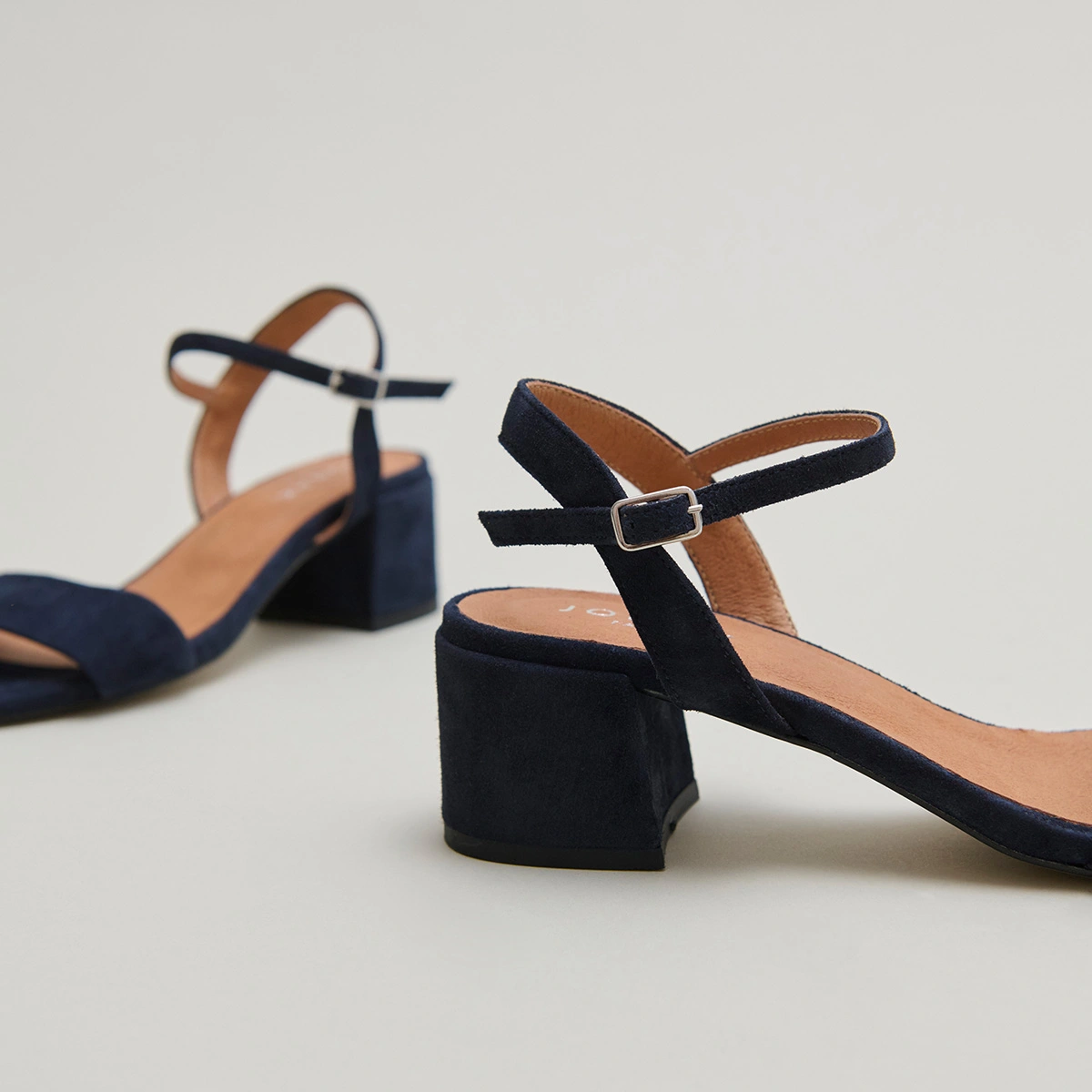 Heeled sandals with round toes in marine velvet | ANKER