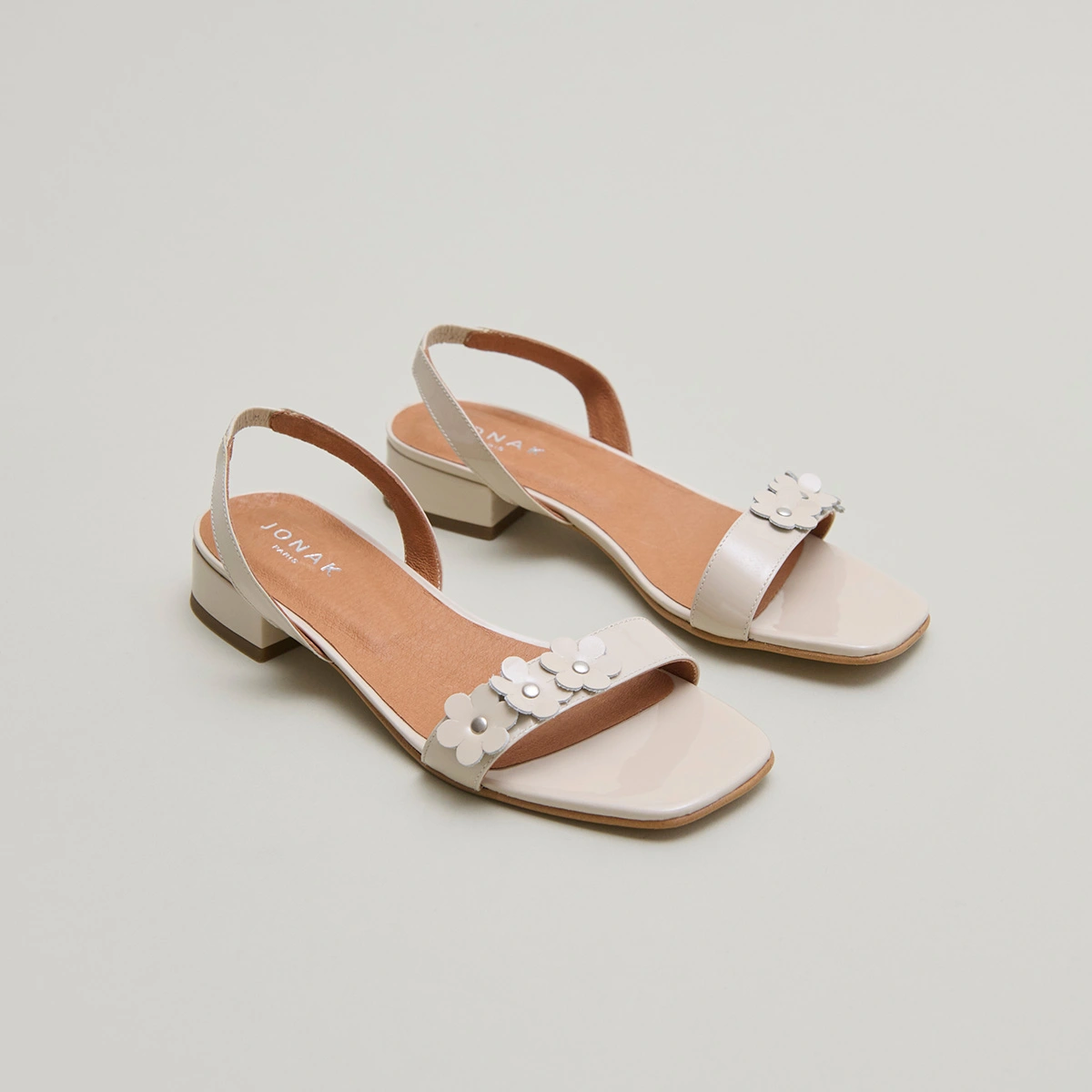 Flower sandals in ecru varnish | ANOUCHKA
