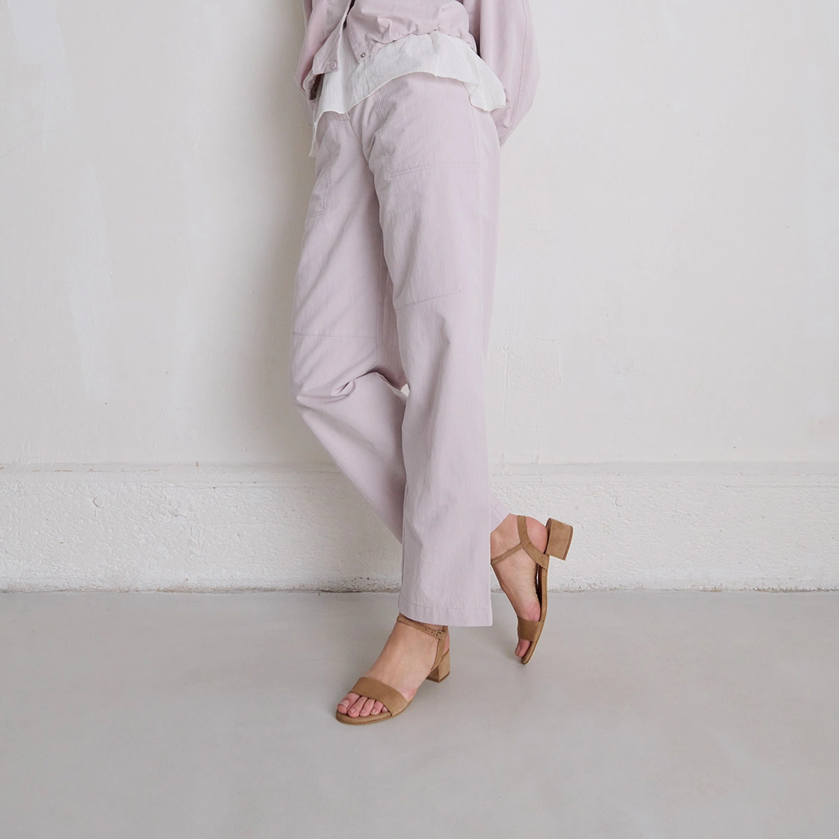 Square-heeled sandals in camel velvet | VIA