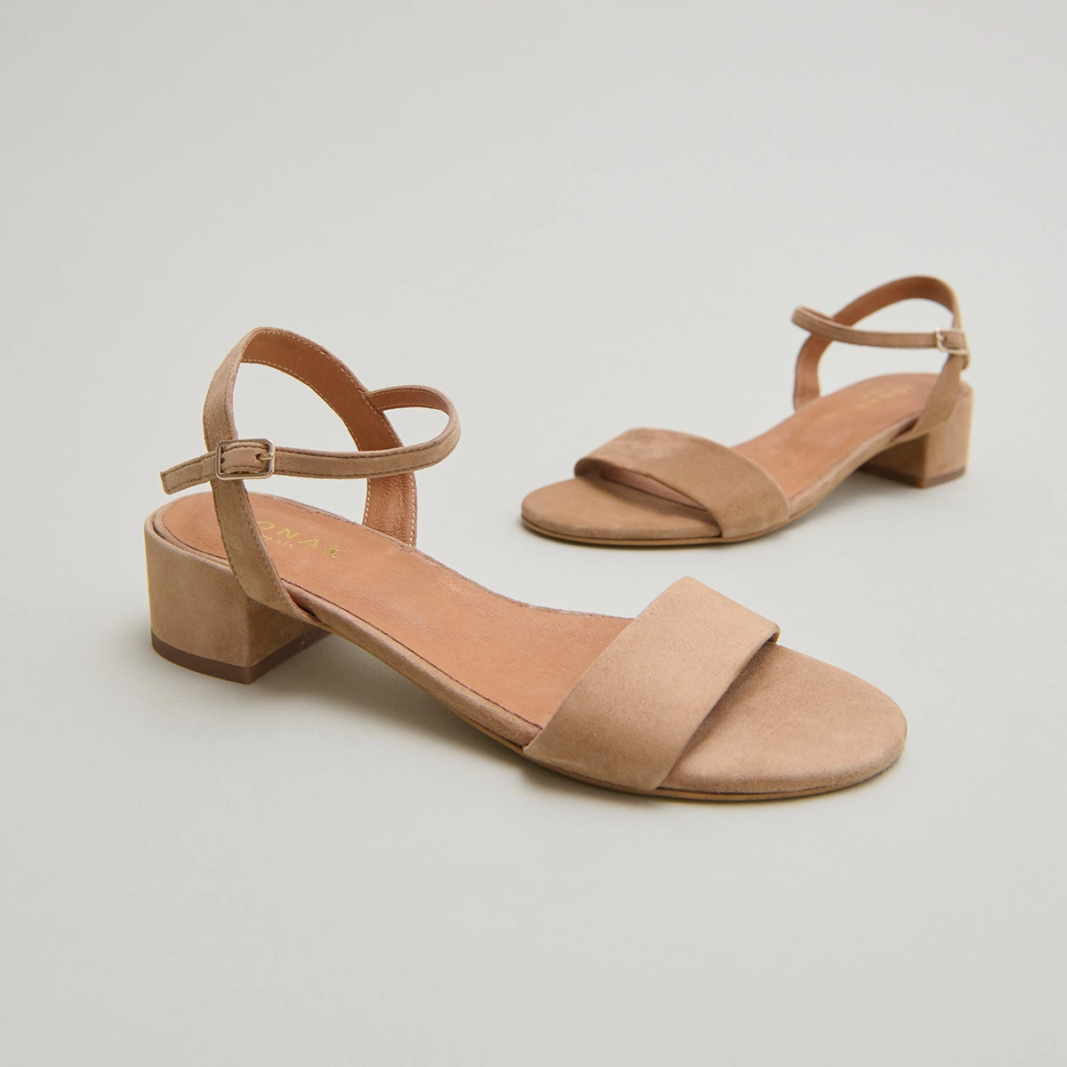 Square-heeled sandals in camel velvet | VIA