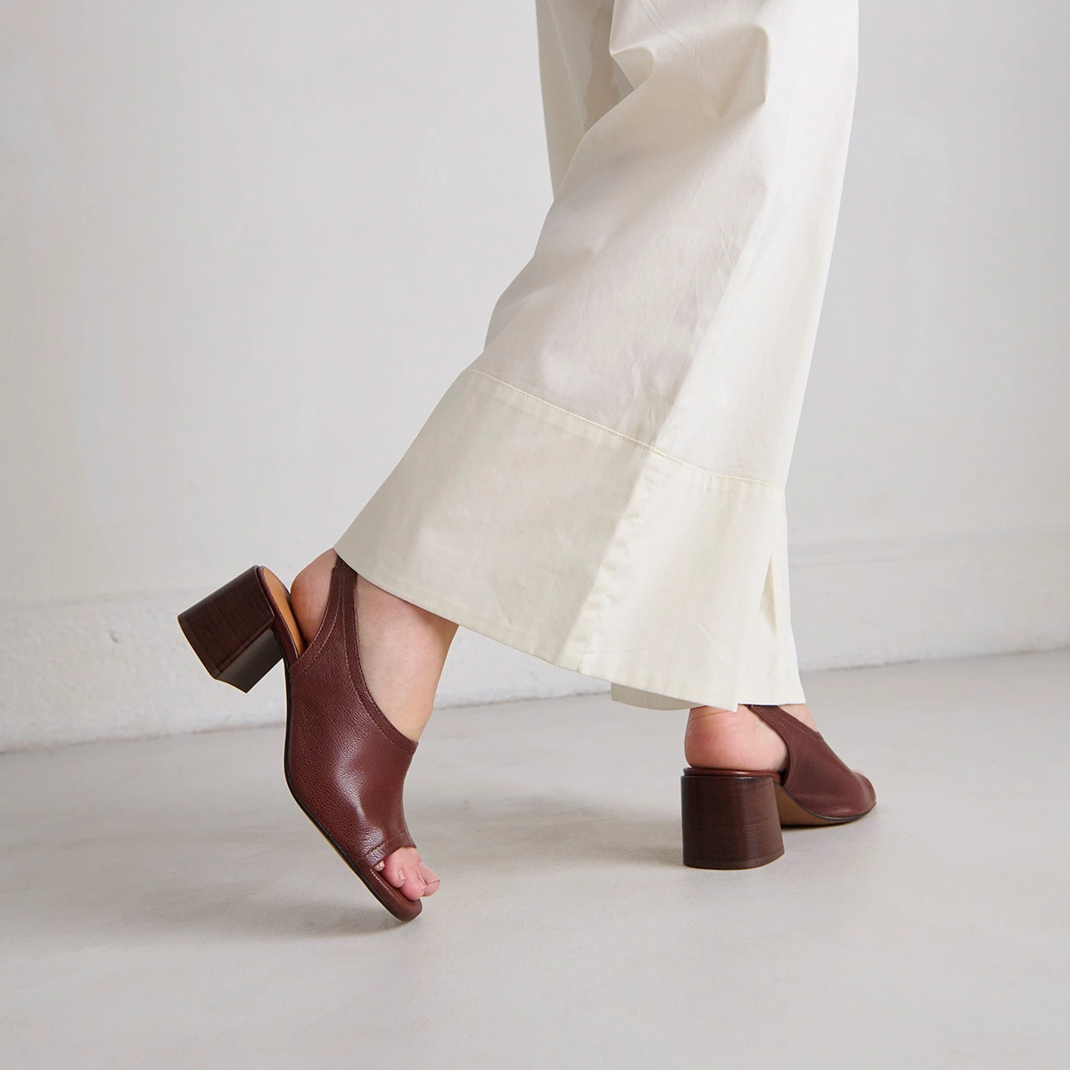 Open-toe sandals in brown leather | BROWNIE