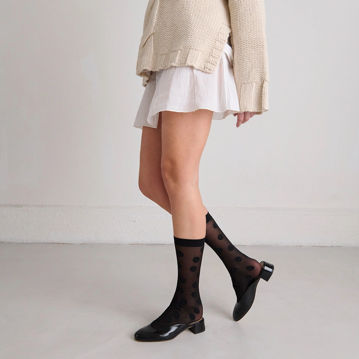 Mules with small heels in black pleated varnish | NINE