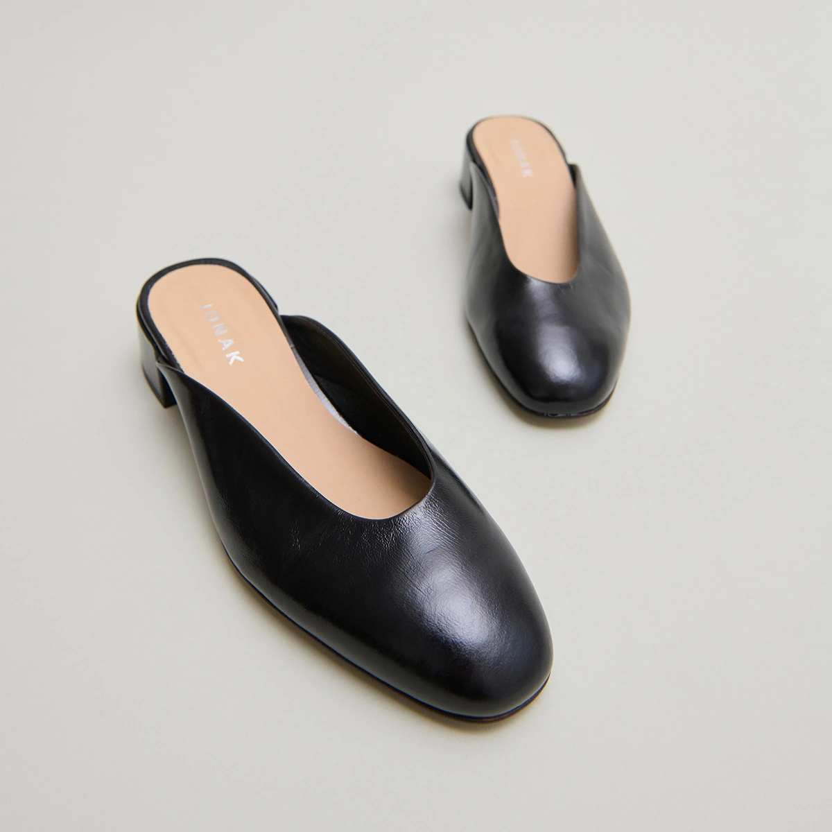 Mules with small heels in black pleated varnish | NINE