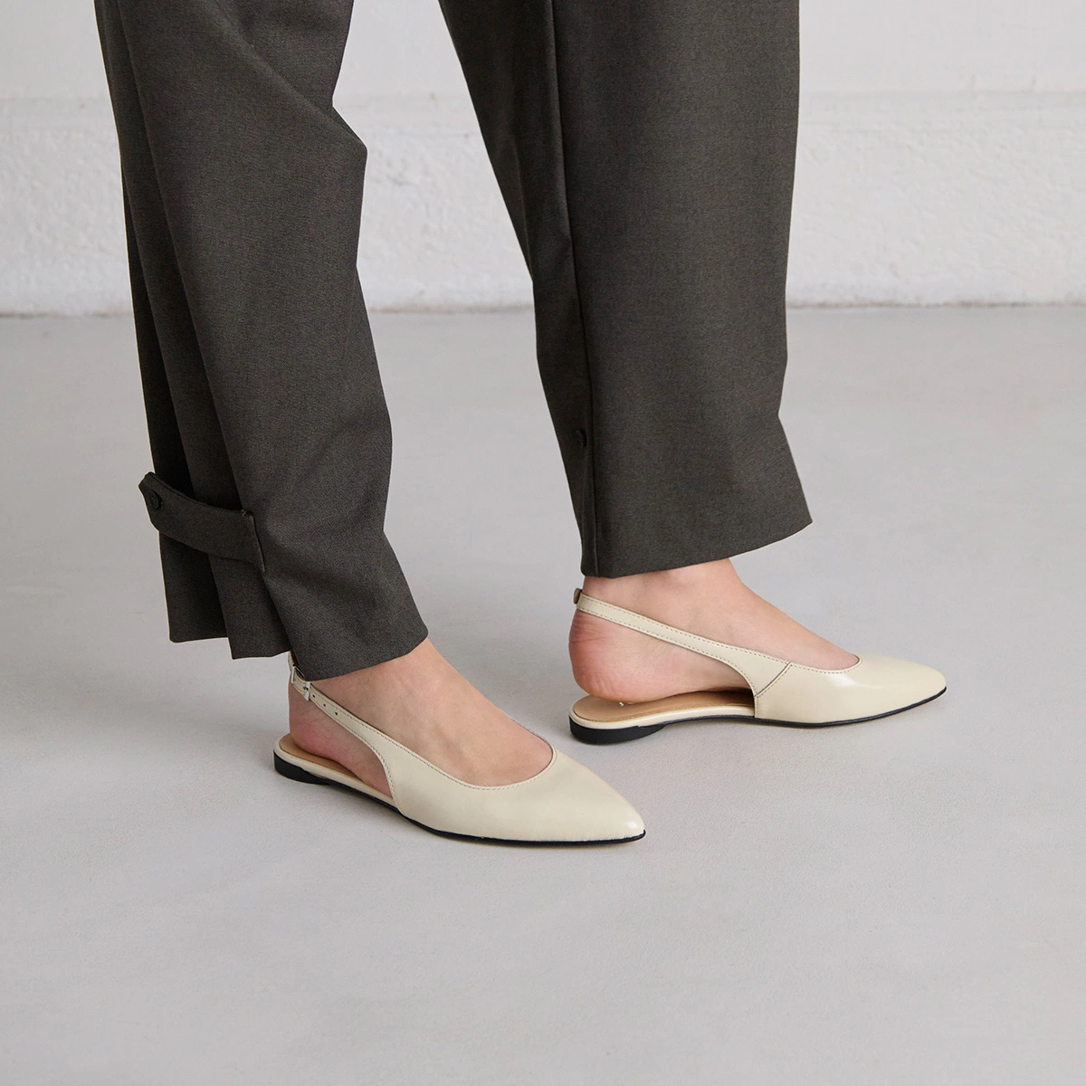 Slingback ballet flats in ecru pleated varnish | NOA
