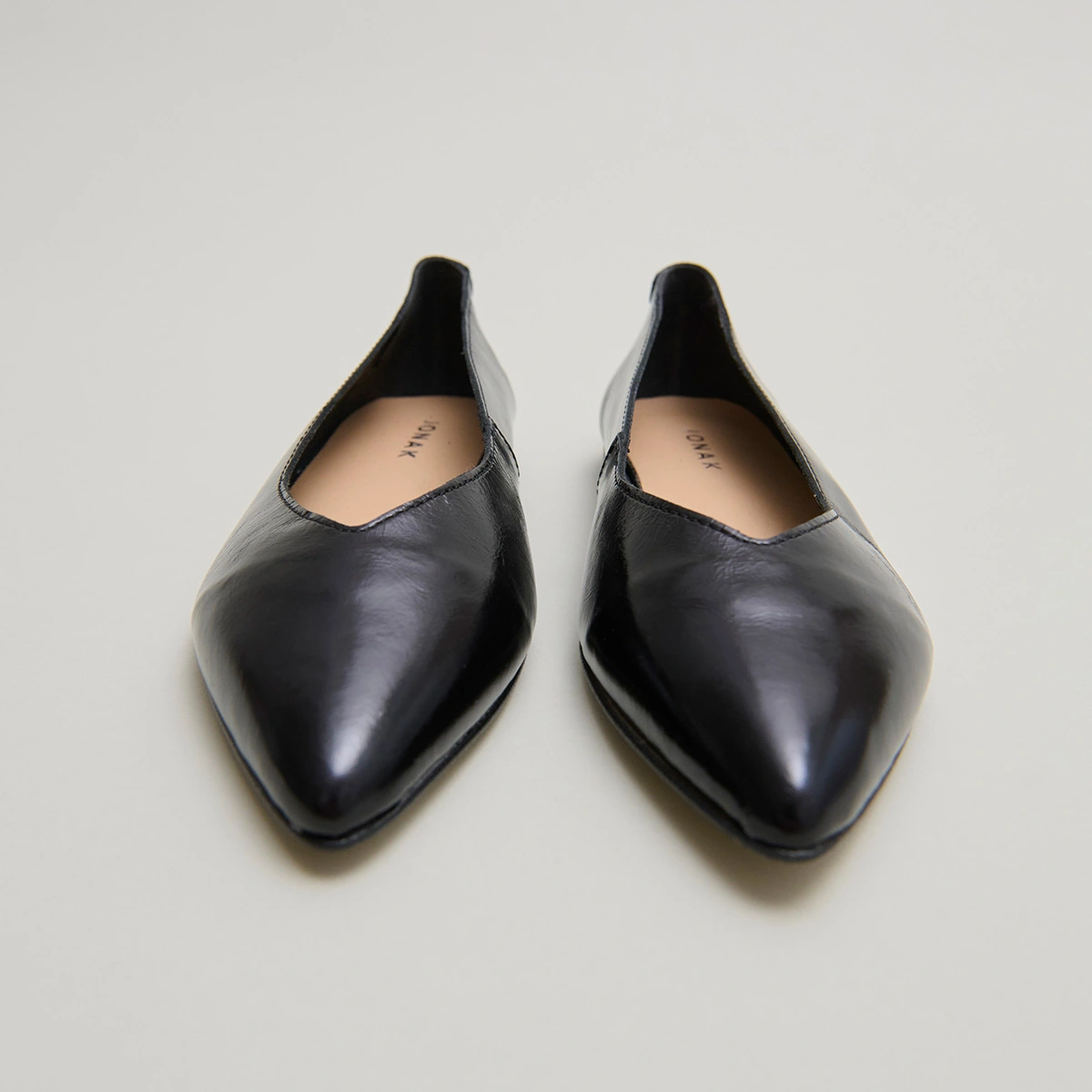 Pointed-toe ballet flats in black pleated varnish | NOEMIE