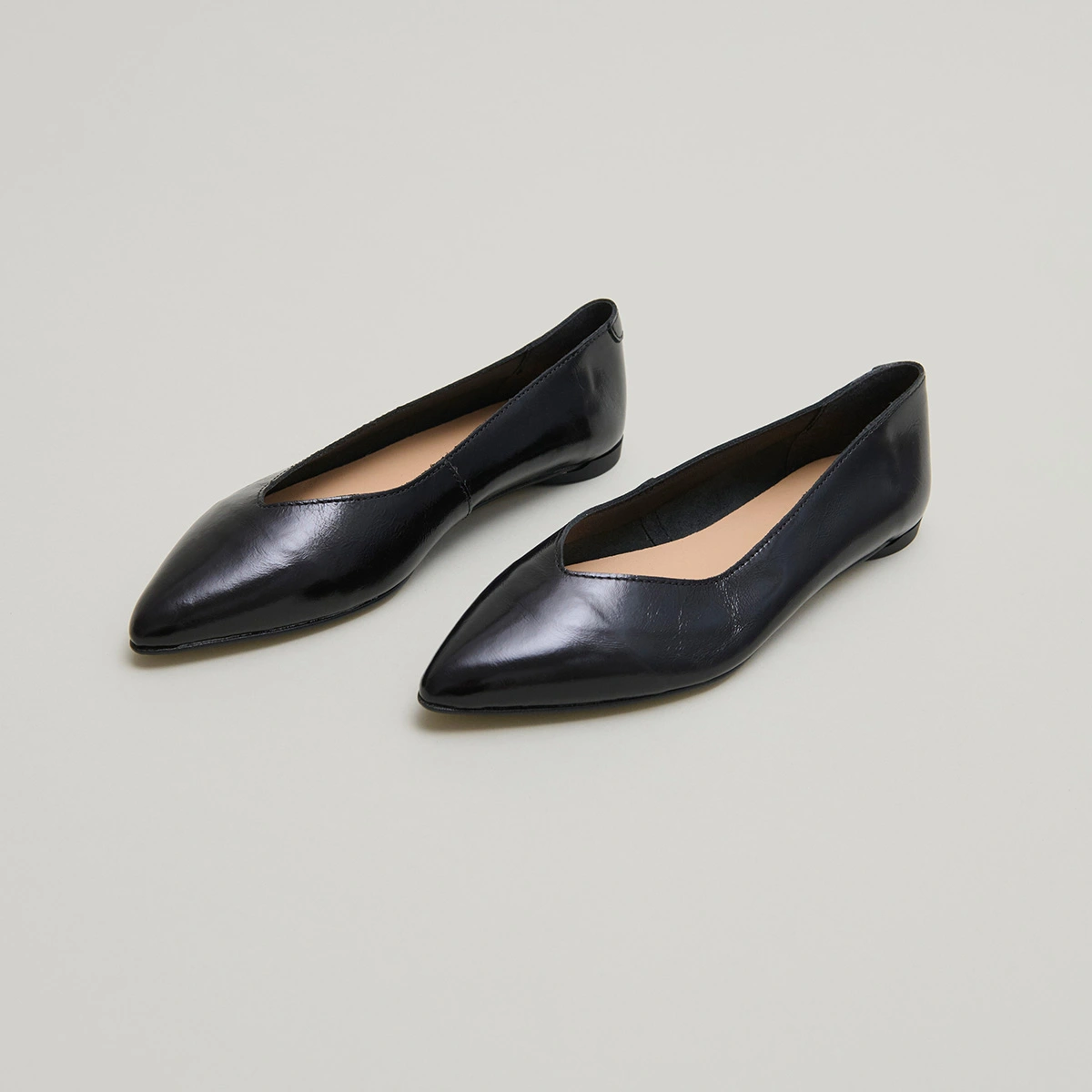 Pointed-toe ballet flats in black pleated varnish | NOEMIE