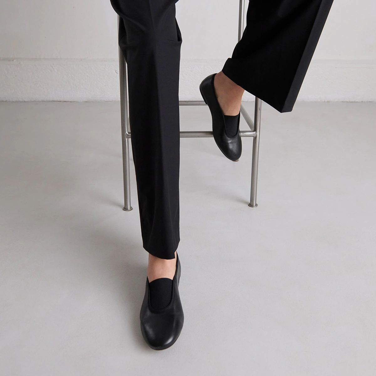 Elastics ballet flats in black leather and black textile | DABO
