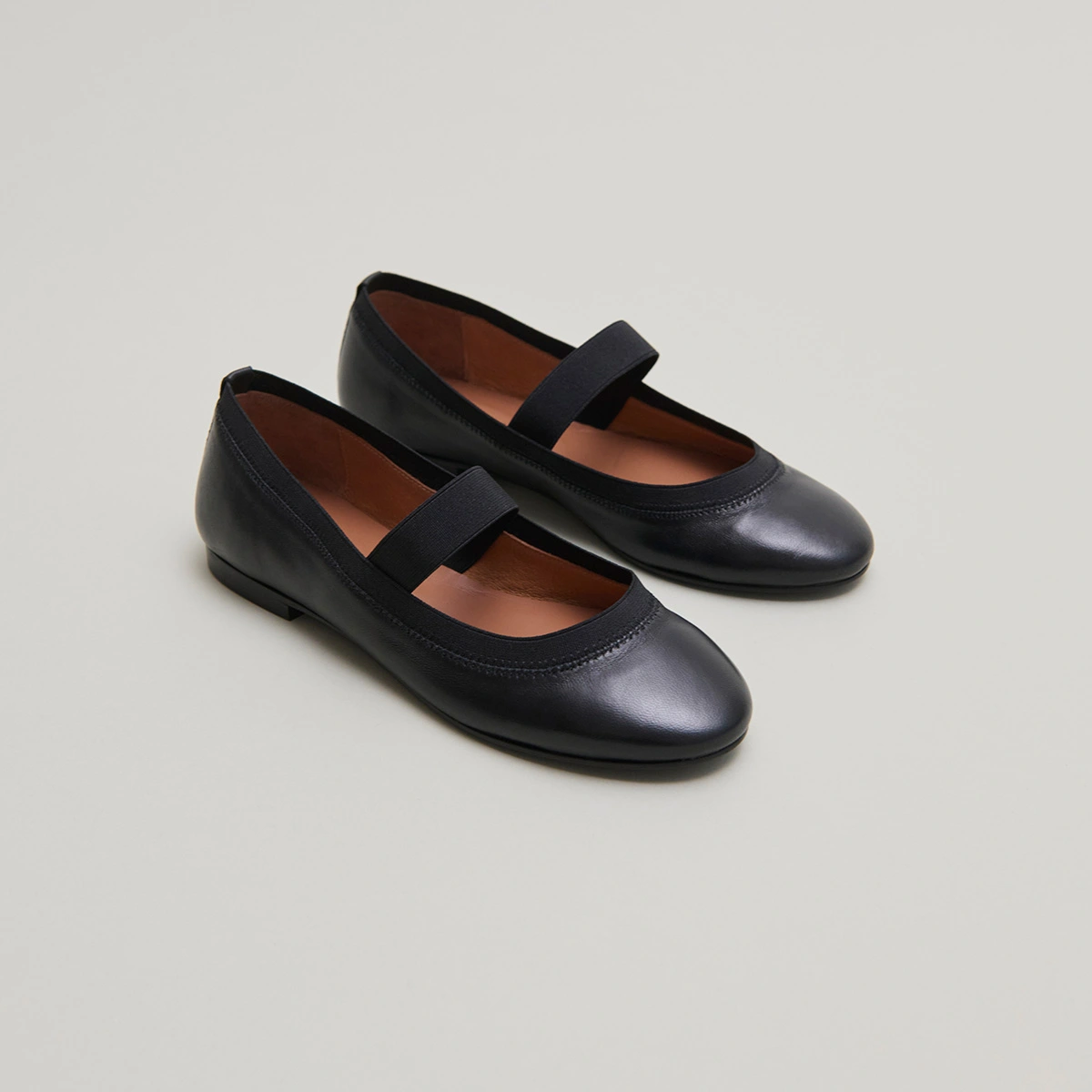 Ballet flats with straps in black leather | DABUS