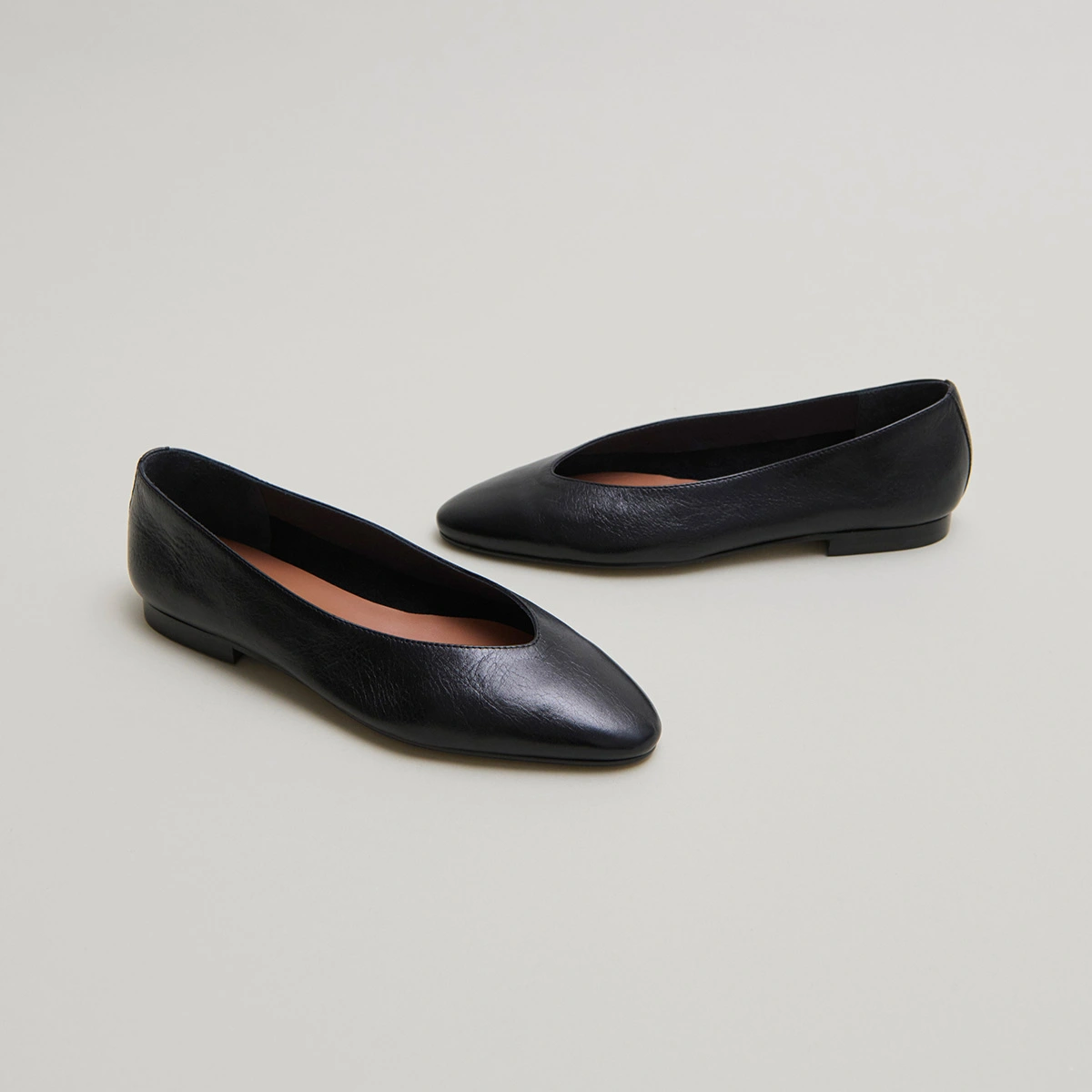 Pointed-toe ballet flats in black distressed leather | DASSUS