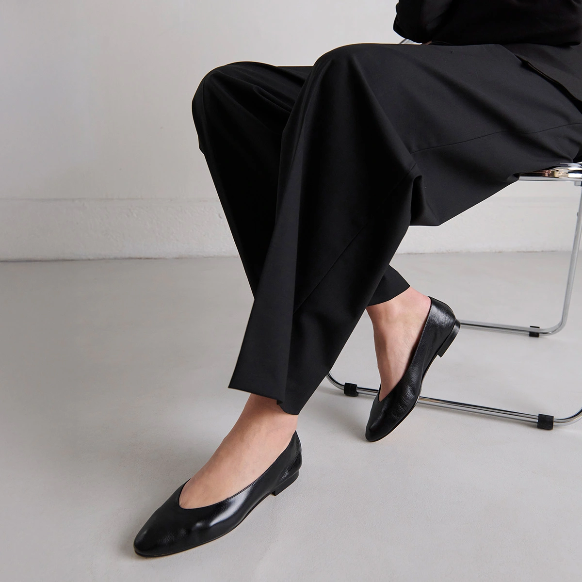 Pointed-toe ballet flats in black distressed leather | DASSUS
