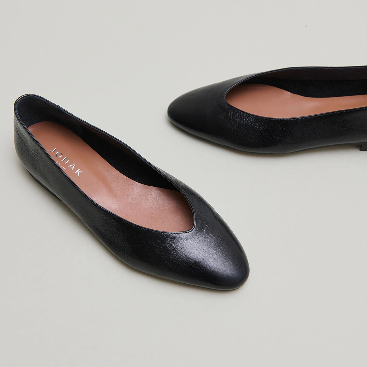 Pointed-toe ballet flats in black distressed leather | DASSUS
