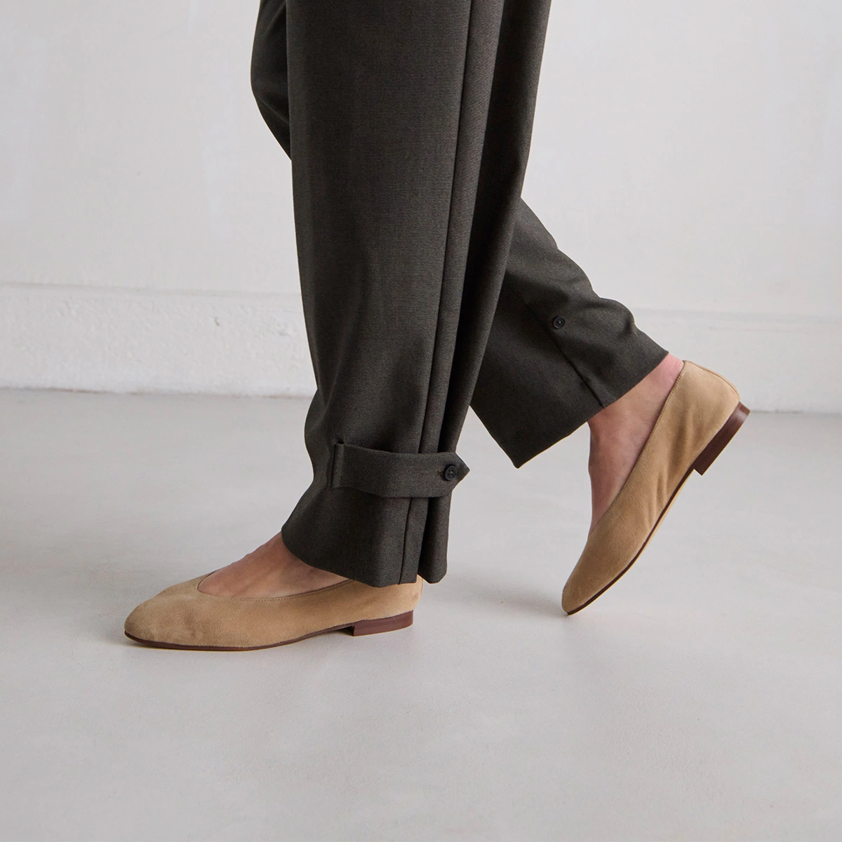 Pointed-toe ballet flats in camel velvet | DASSUS