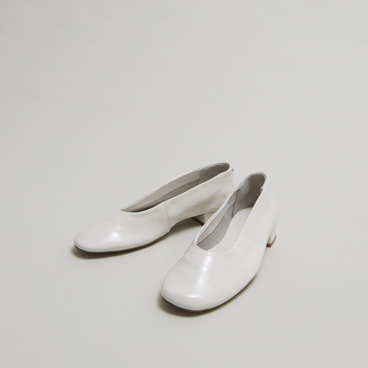 Ballet flats with small heels in ecru pleated varnish | LEA