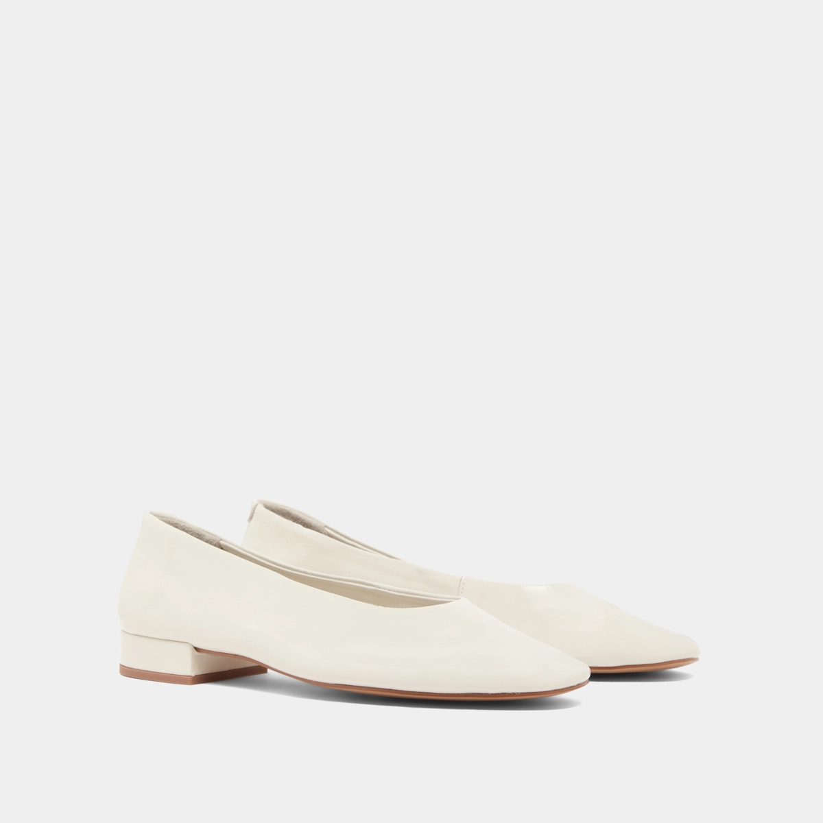 Ballet flats with small heels in ecru pleated varnish | LEA
