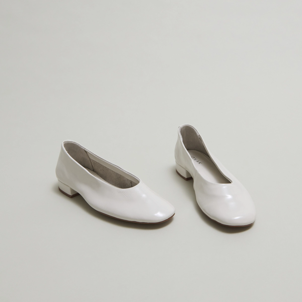 Ballet flats with small heels in ecru pleated varnish | LEA